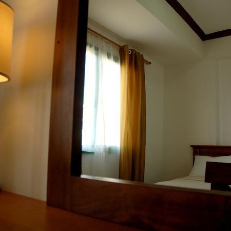 Isabelle Royale Makati Hotell Makati City Exteriör bild