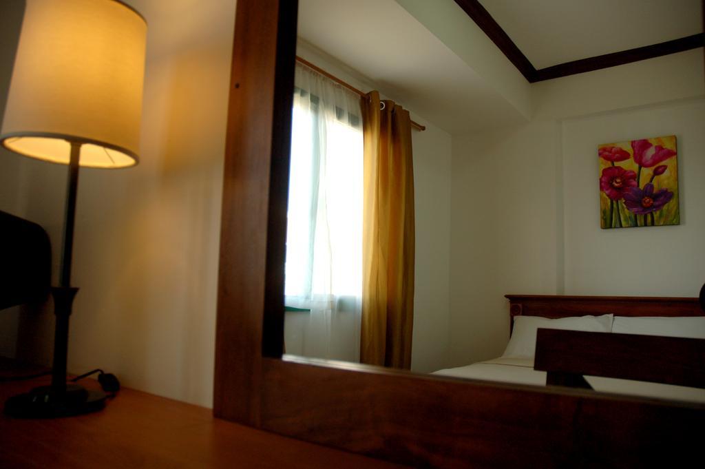 Isabelle Royale Makati Hotell Makati City Exteriör bild