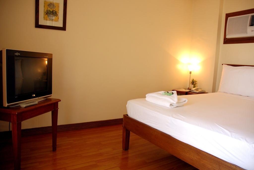 Isabelle Royale Makati Hotell Makati City Exteriör bild